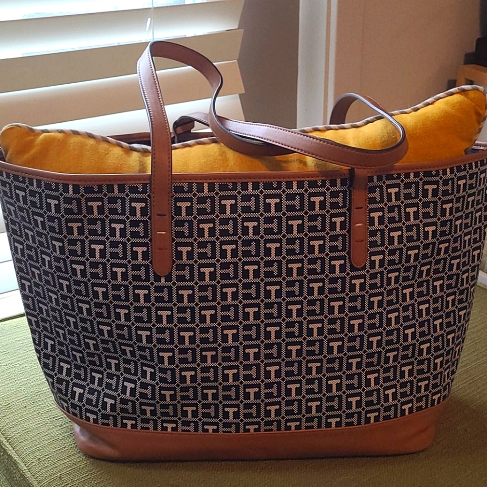 Gently used Tommy hillfiger tote bag